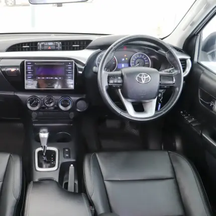 Салон Toyota Hilux Revo 2025 года